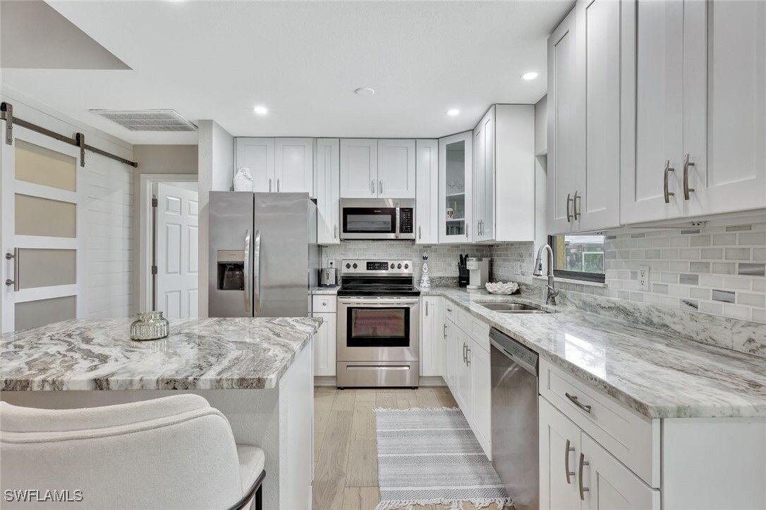 Property Photo:  131 SE 7th Place  FL 33990 