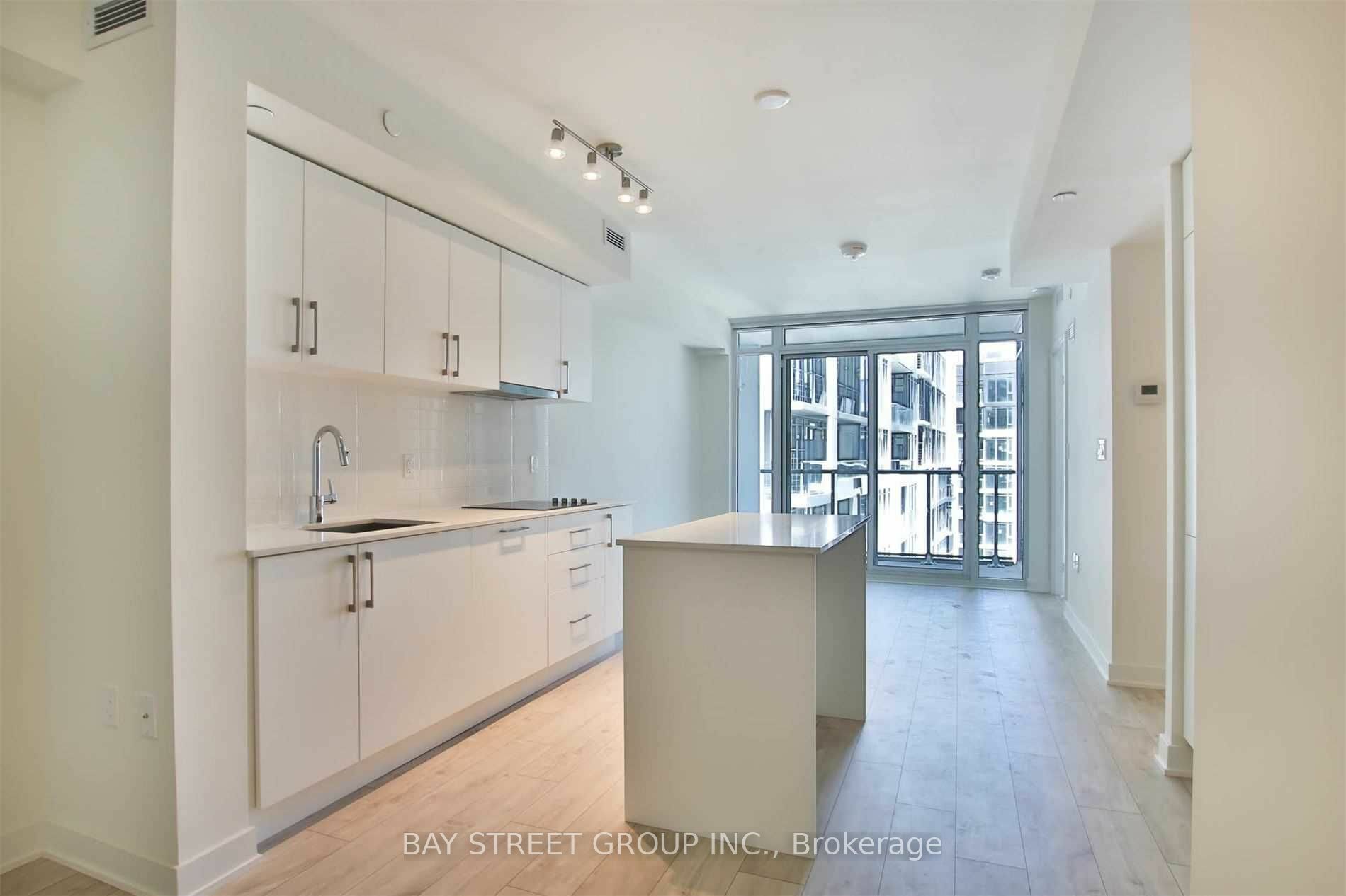 Property Photo:  576 Front St W 712E  ON M5V 1C1 