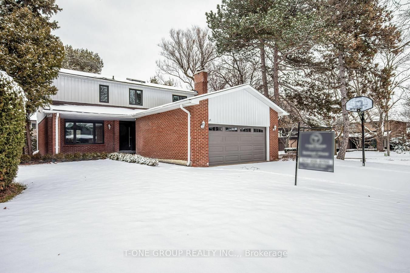 Property Photo:  44 Tanbark Cres  ON M3B 1N6 