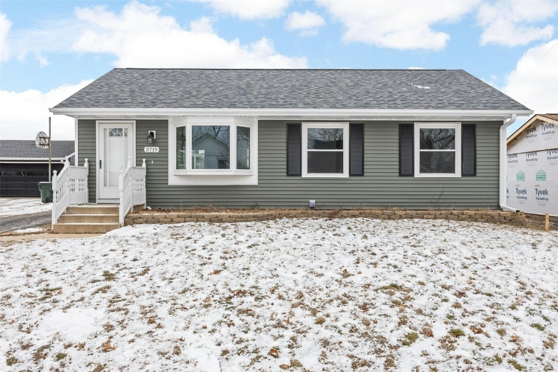 Property Photo:  3719 Blue Mound Dr NE  IA 52402 