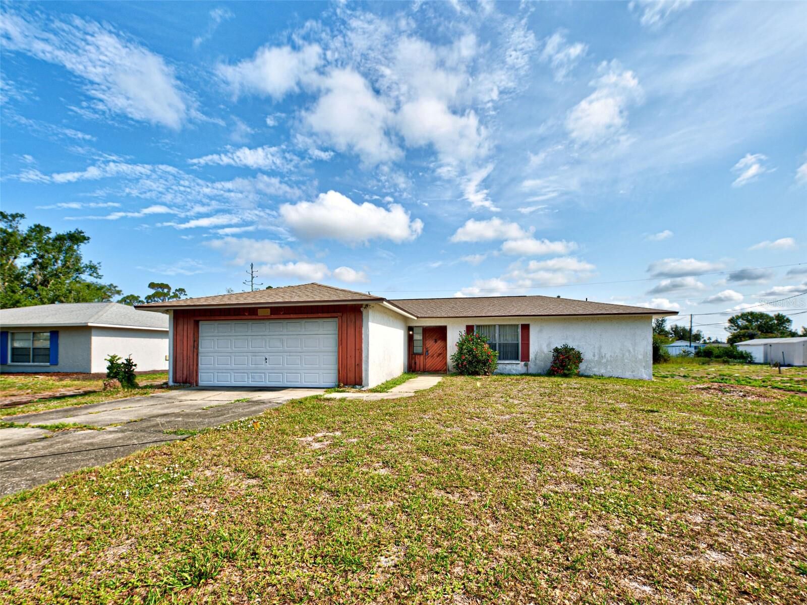 Property Photo:  914 E 2nd Street  FL 34223 