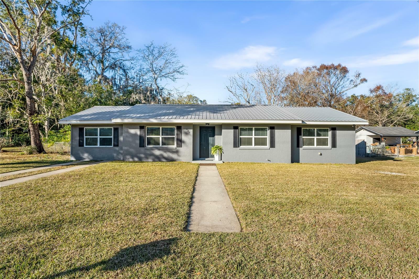 Property Photo: 420 NE 1st Place FL 32696