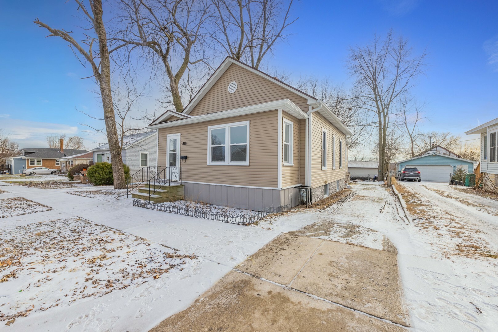 Property Photo:  818 Croghan Avenue  IL 60436 