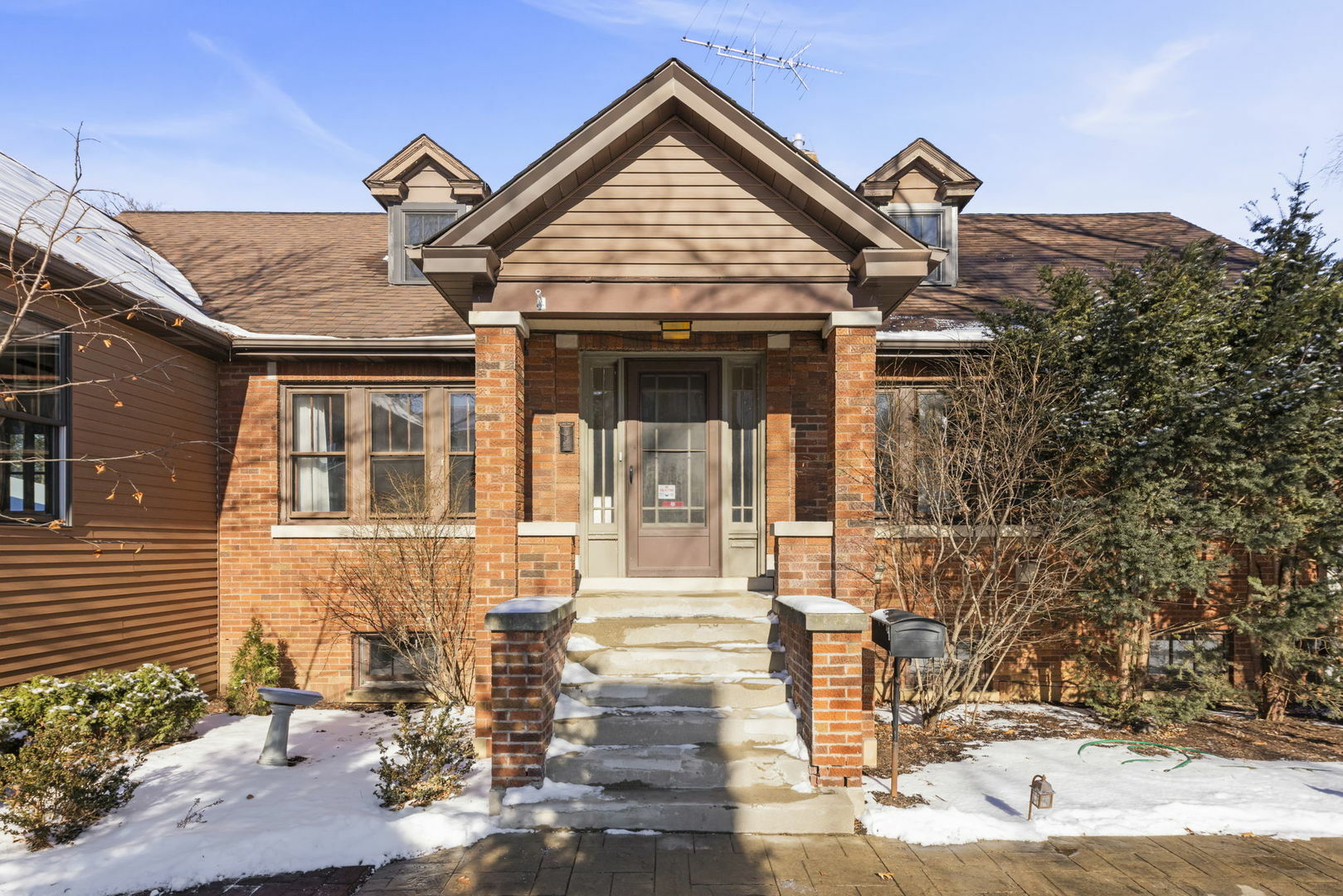 Property Photo:  702 Howard Street  IL 60187 