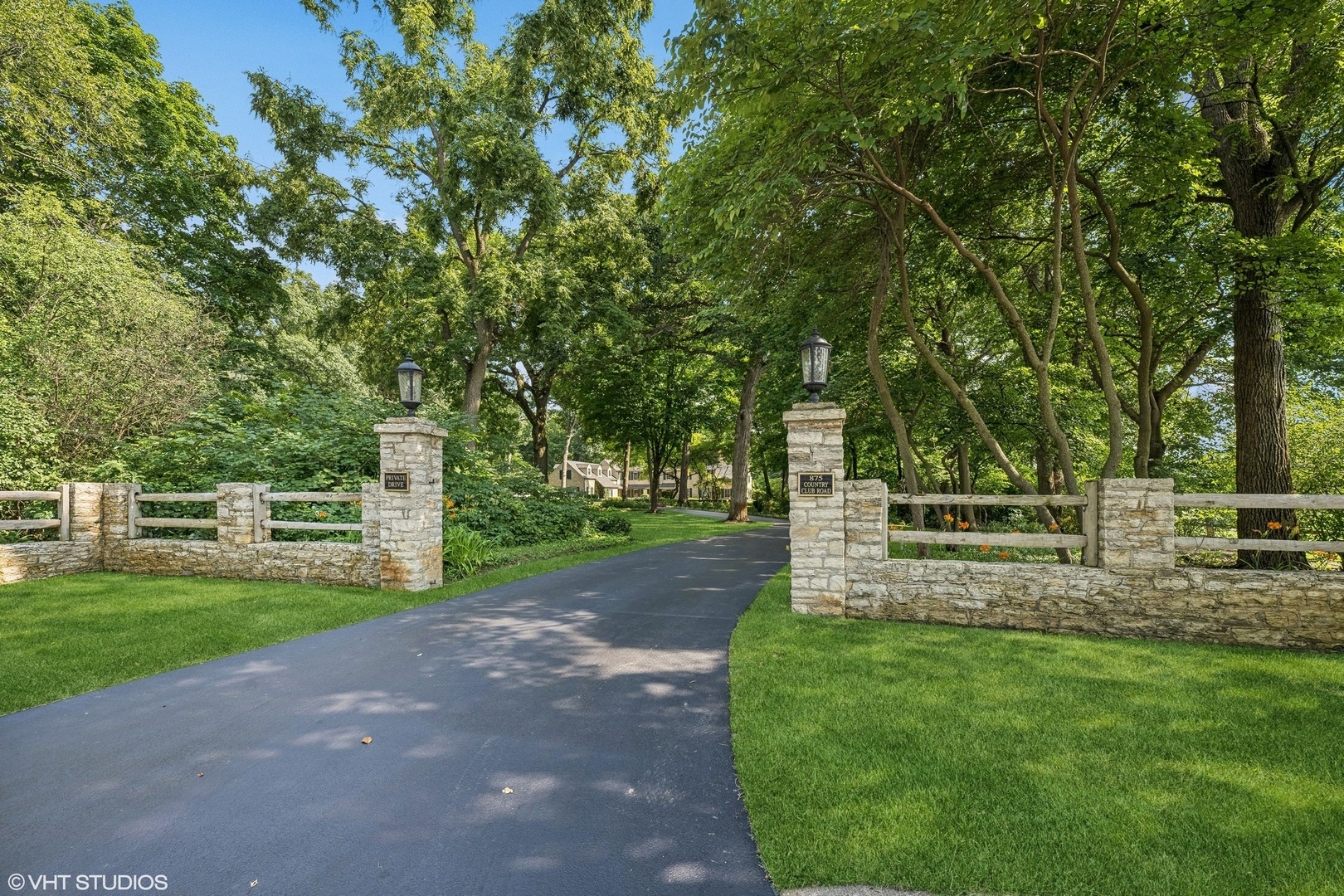 Property Photo:  875 Country Club Road  IL 60174 