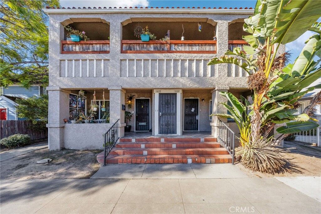 Property Photo:  1033 Gladys Avenue  CA 90804 
