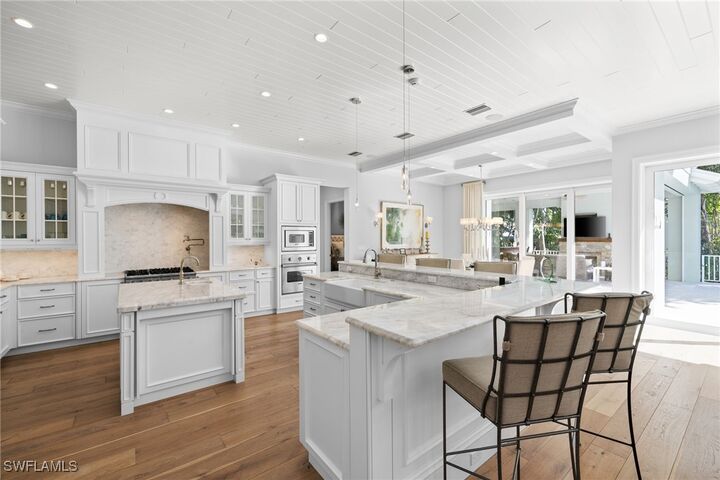 Property Photo: 2550 Windward Way FL 34103