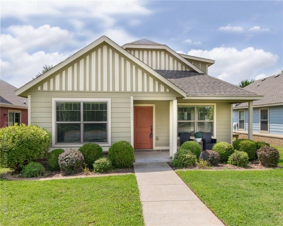 Property Photo:  3911 SW Ridgepointe Avenue  AR 72712 