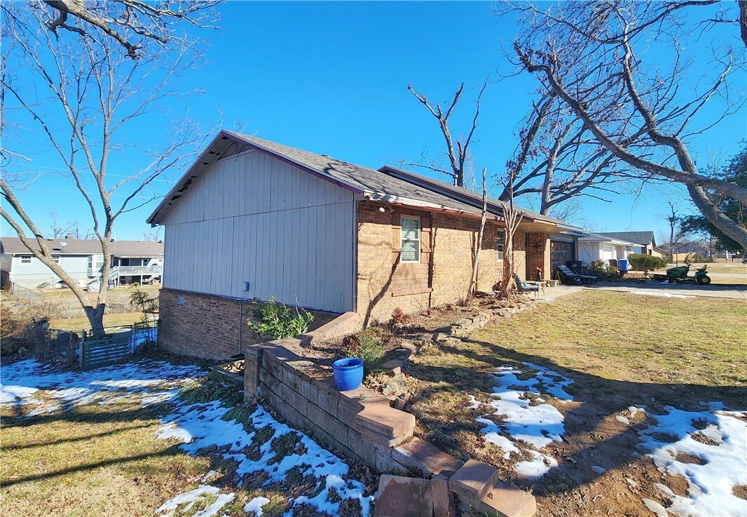 Property Photo:  915 S 25th Place  AR 72758 