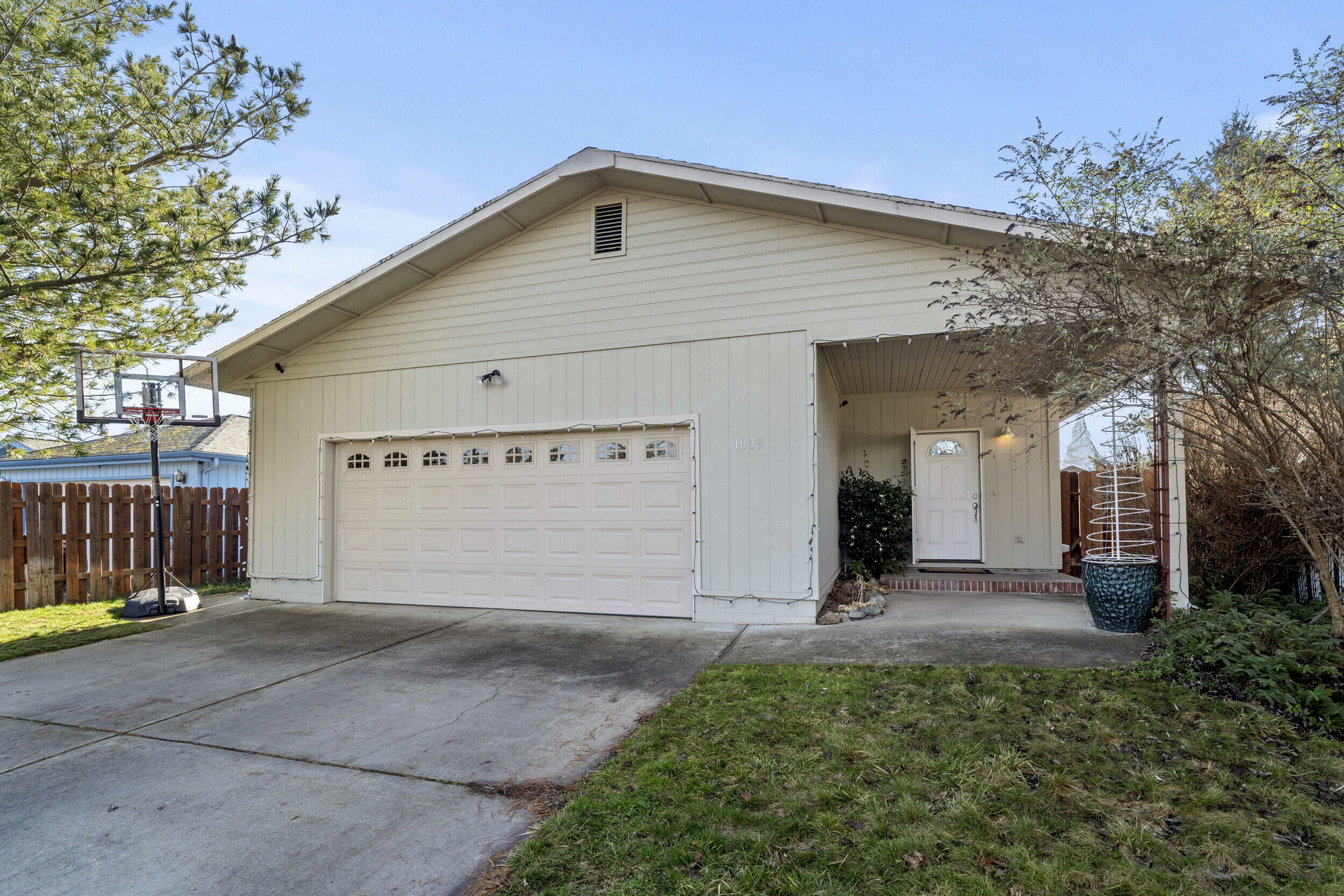 Property Photo:  1039 Archer Drive  OR 97501 