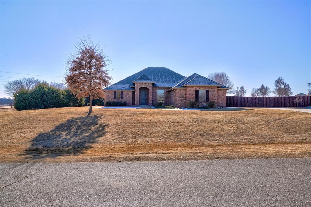 Property Photo: 18932 Marbella Lane OK 73045