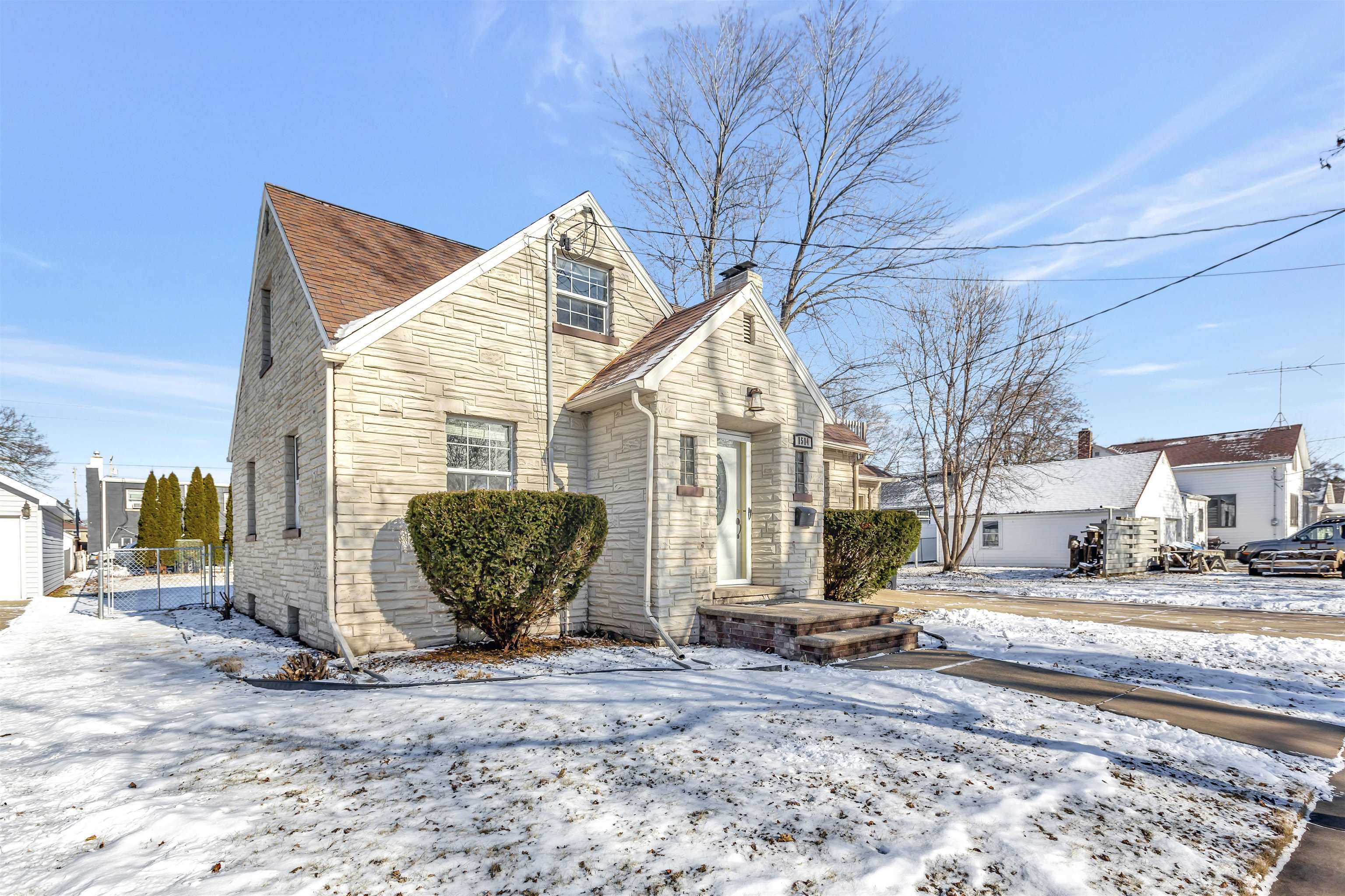 Property Photo:  1514 W Summer Street  WI 54914 