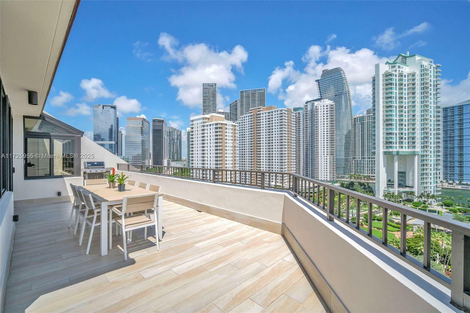 Property Photo:  520 Brickell Key Dr A1816  FL 33131 