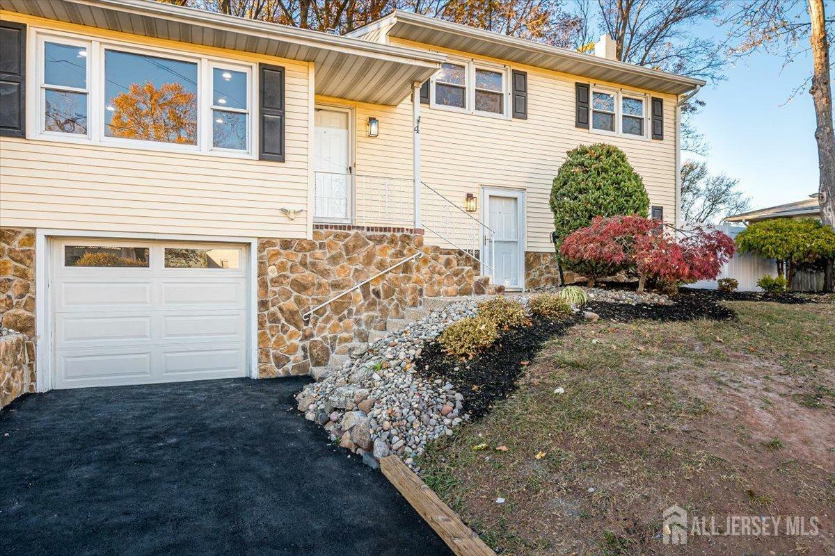 Property Photo:  4 Adelphi Court  NJ 08837 