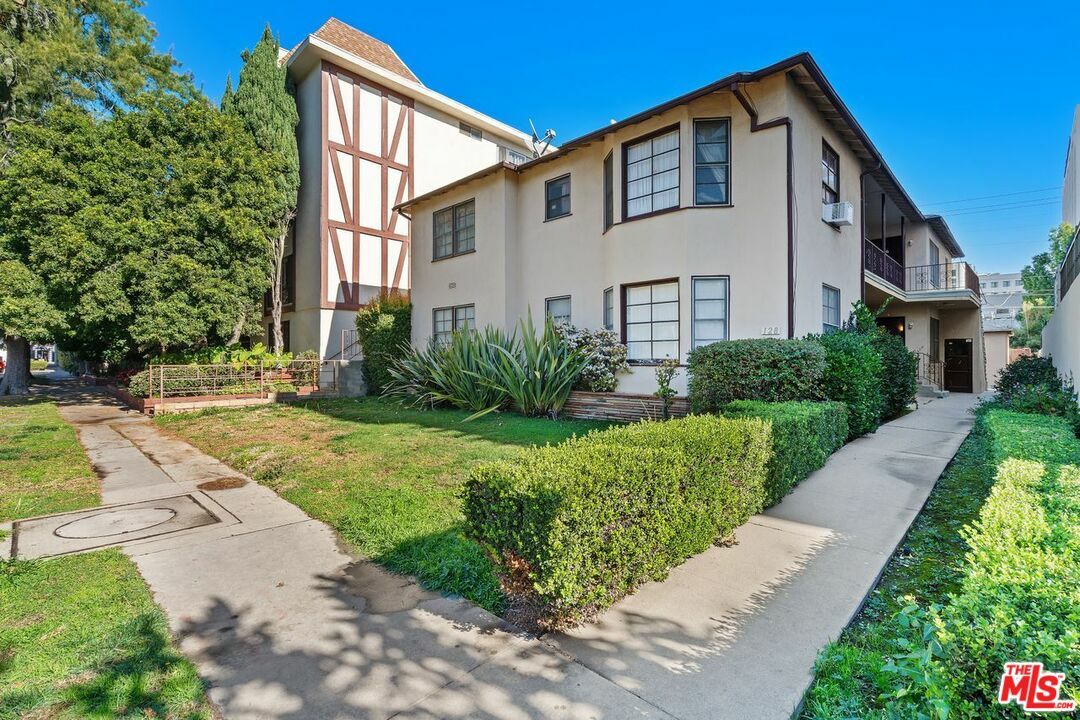 Property Photo:  128  N Clark Dr  CA 90048 