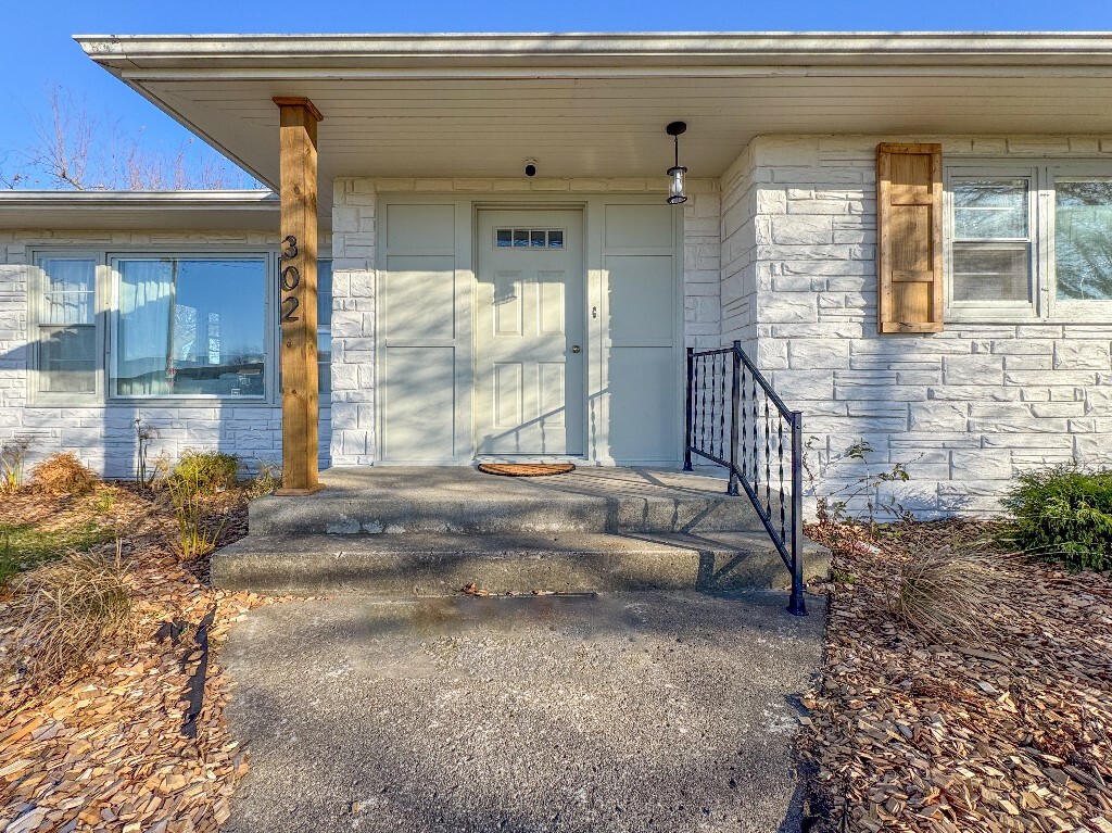 Property Photo:  302 S Linn Street  IA 50236 