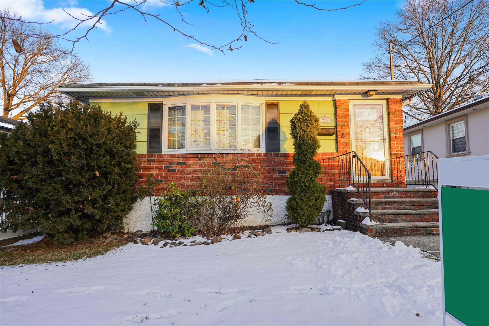 Property Photo:  239 Byrne Avenue  NY 10314 