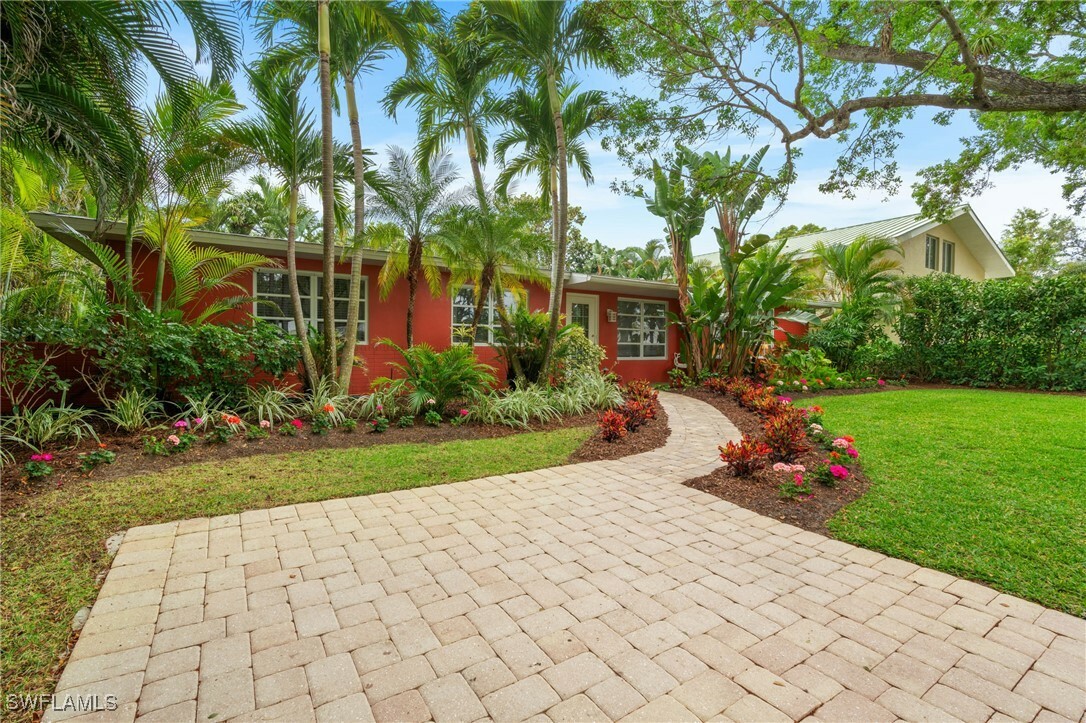 Property Photo: 432 3rd Avenue N FL 34102