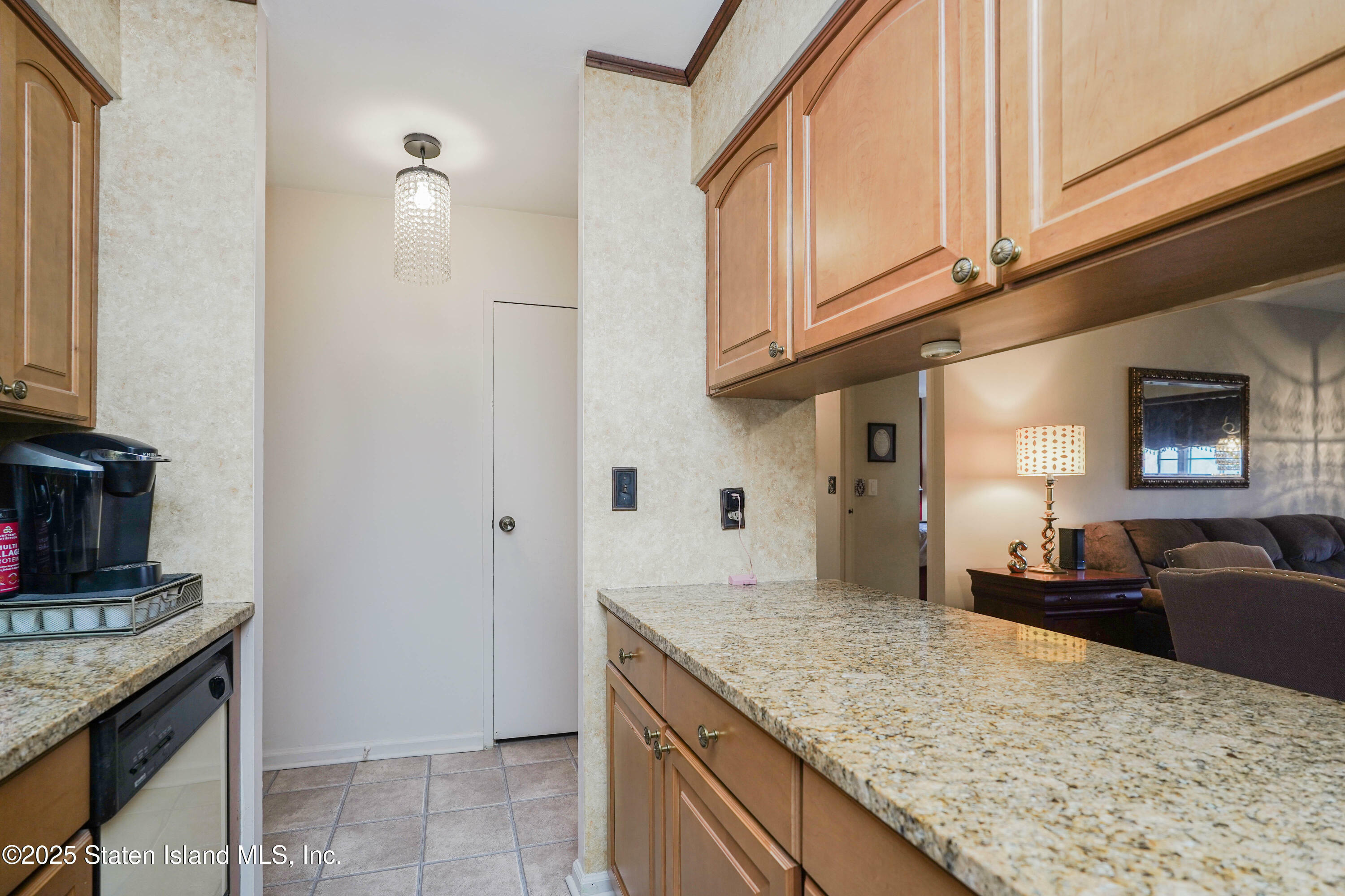 Property Photo:  2 Elmwood Park Drive 404  NY 10314 