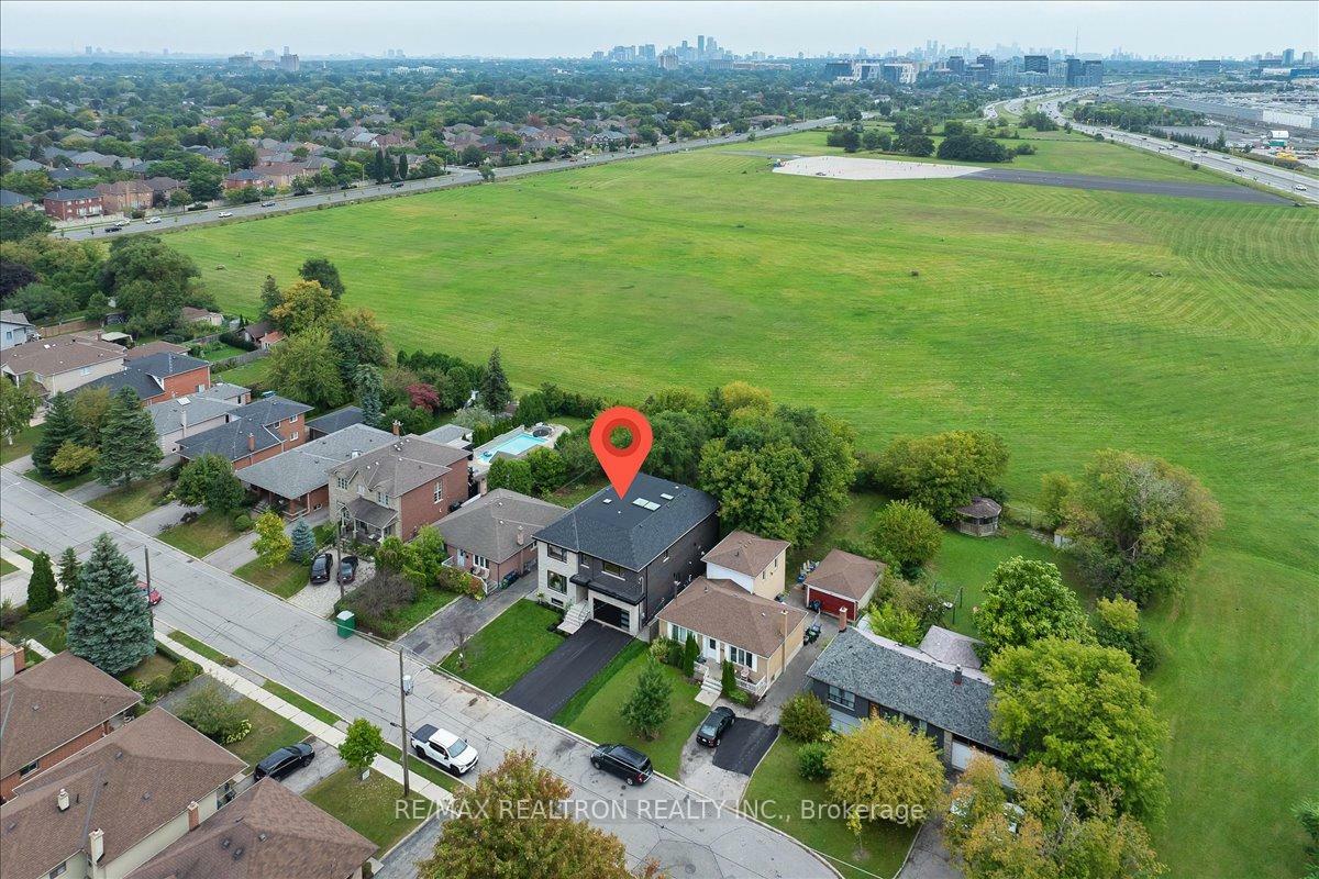 Property Photo: 275 Reiner Road ON M3H 2M5