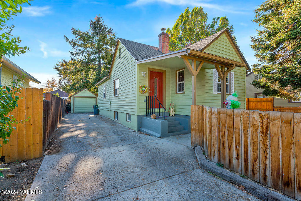 Property Photo:  2410 Barge St  WA 98902 