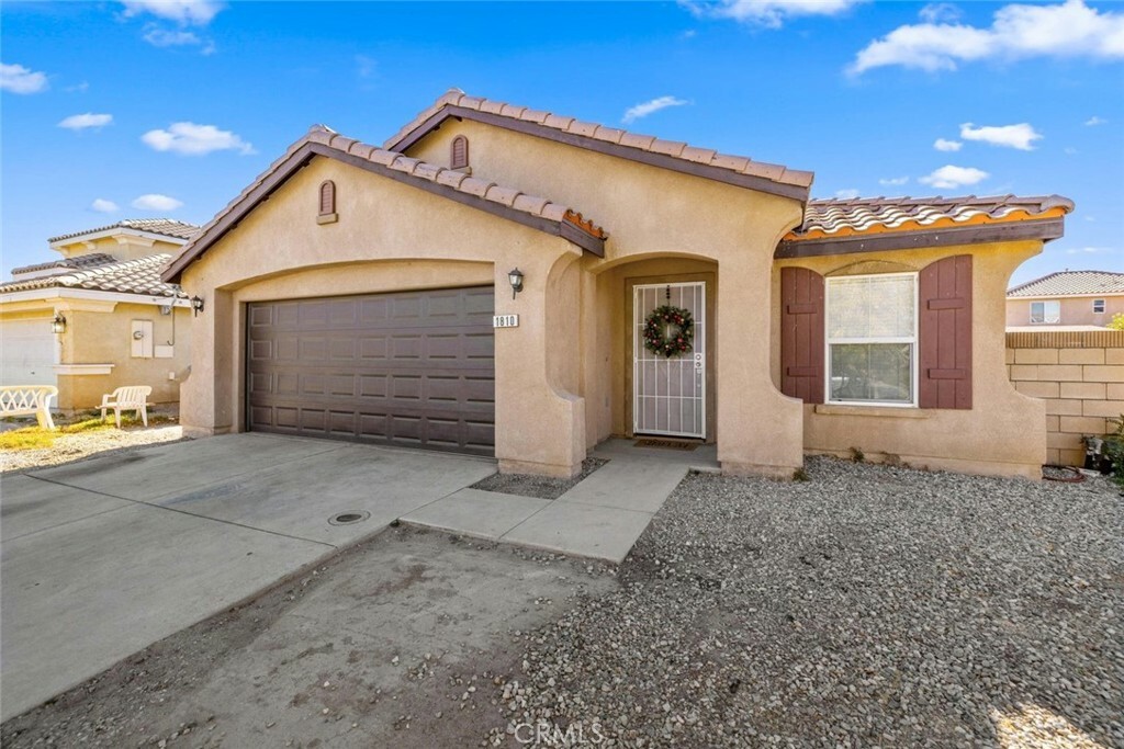 Property Photo: 1810 E Jenner Street CA 93535