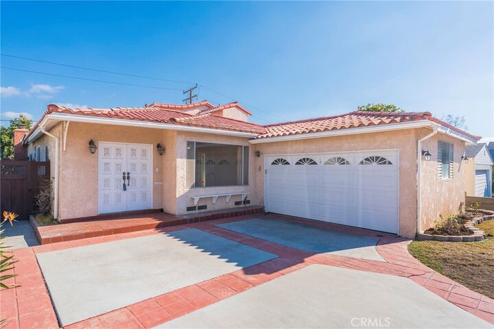 Property Photo: 2104 Chestnut Avenue CA 90266