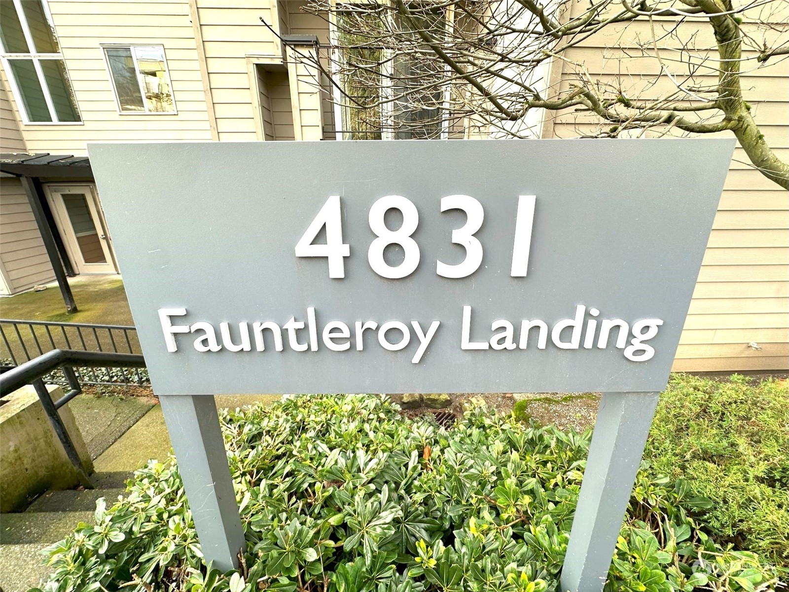 Property Photo: 4831 Fauntleroy SW 107 WA 98116