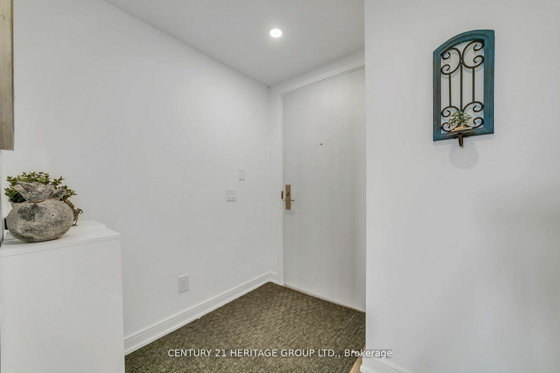 Property Photo:  30 Samuel Wood Way 1701  ON M9B 0C9 