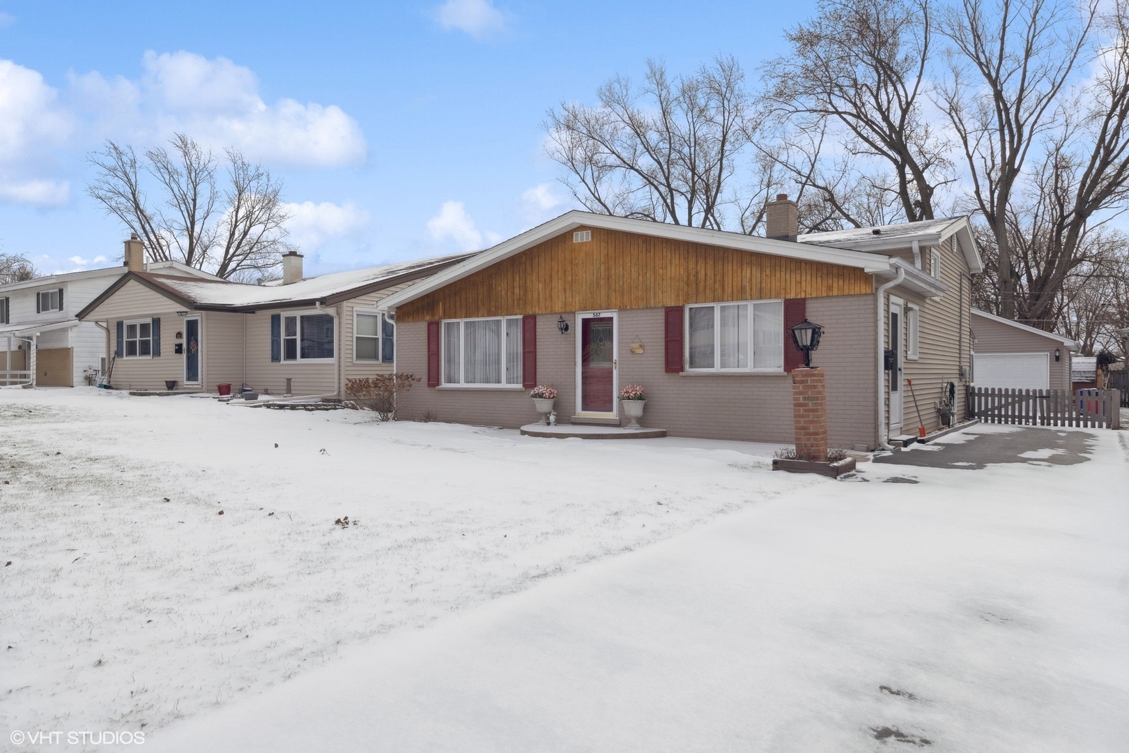 Property Photo:  567 Coolidge Avenue  IL 60137 