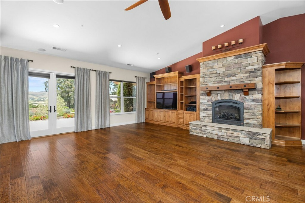Property Photo:  325 Red Oak Way  CA 93420 