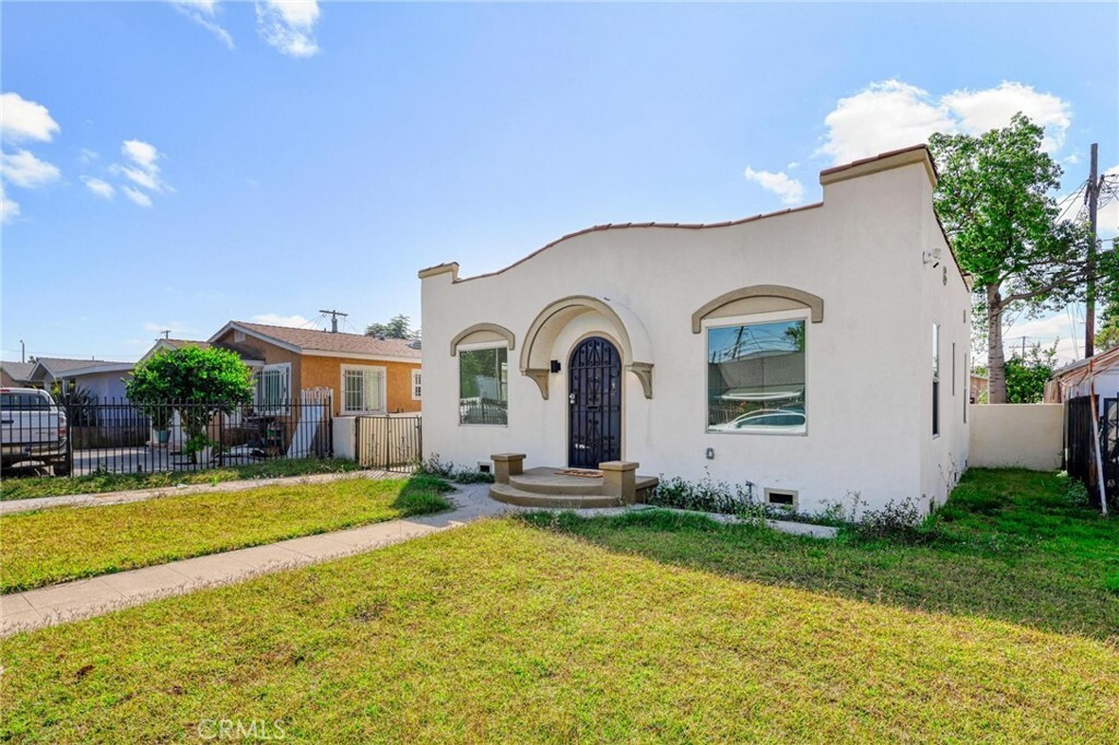 Property Photo:  1622 W 66th Street  CA 90047 