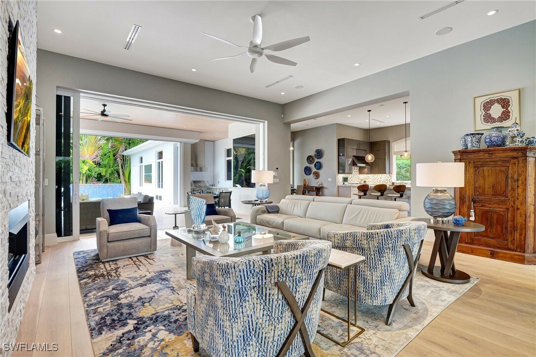 Property Photo: 725 Harbour Drive FL 34103