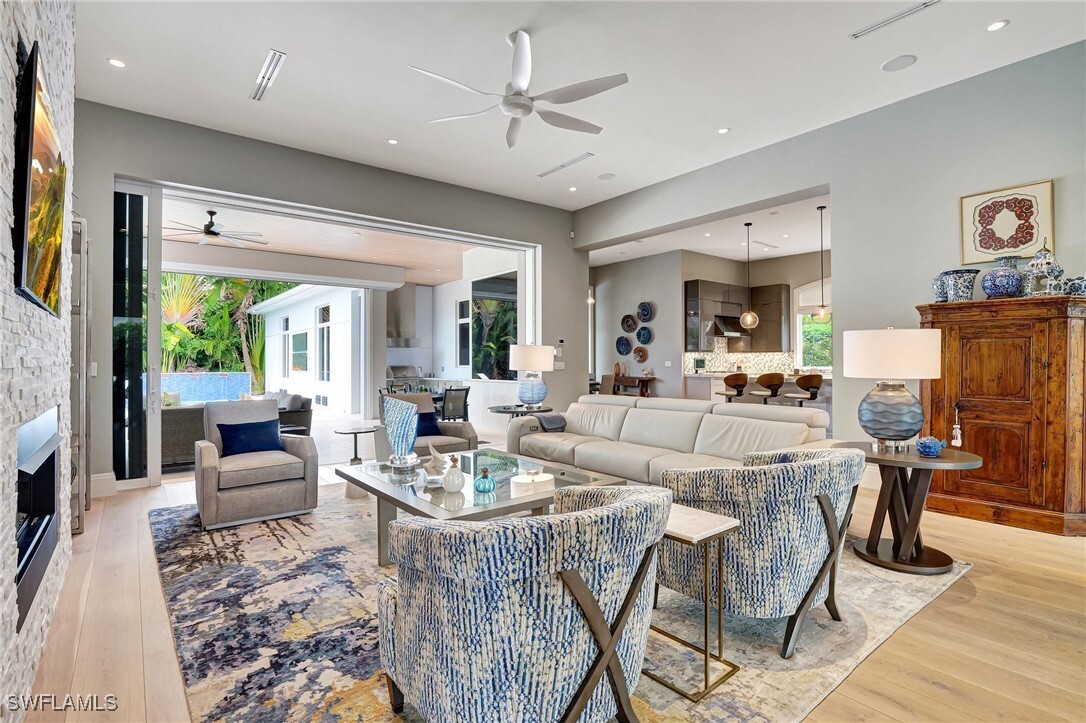 Property Photo:  725 Harbour Drive  FL 34103 