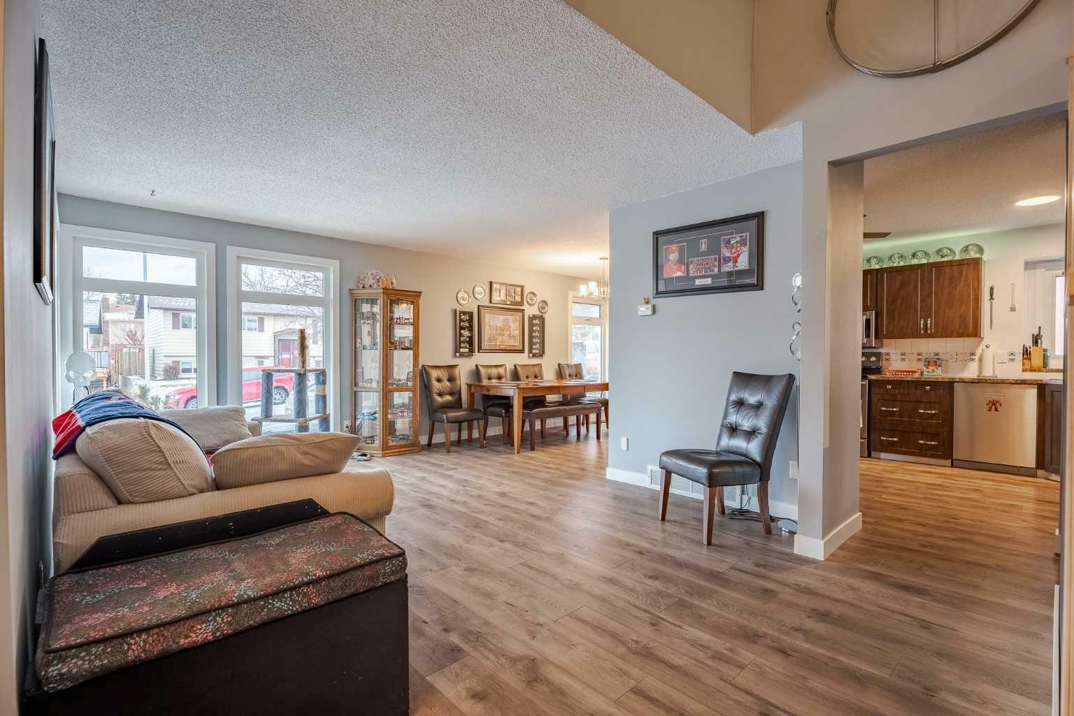 Photo de la propriété:  72 Beaconsfield Way NW  AB T3K 1X1 