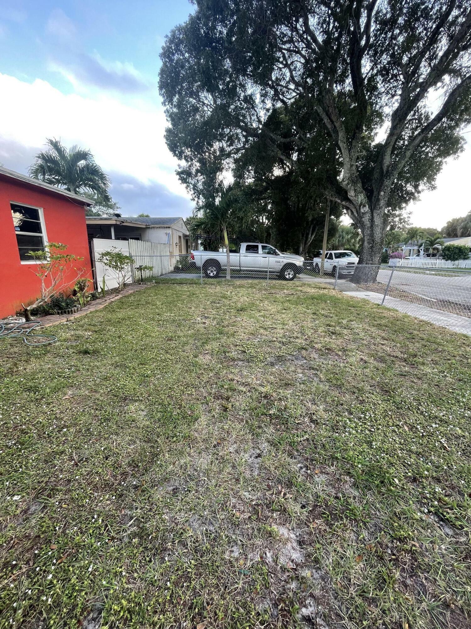 Property Photo:  3024 Glenwood Road  FL 33405 