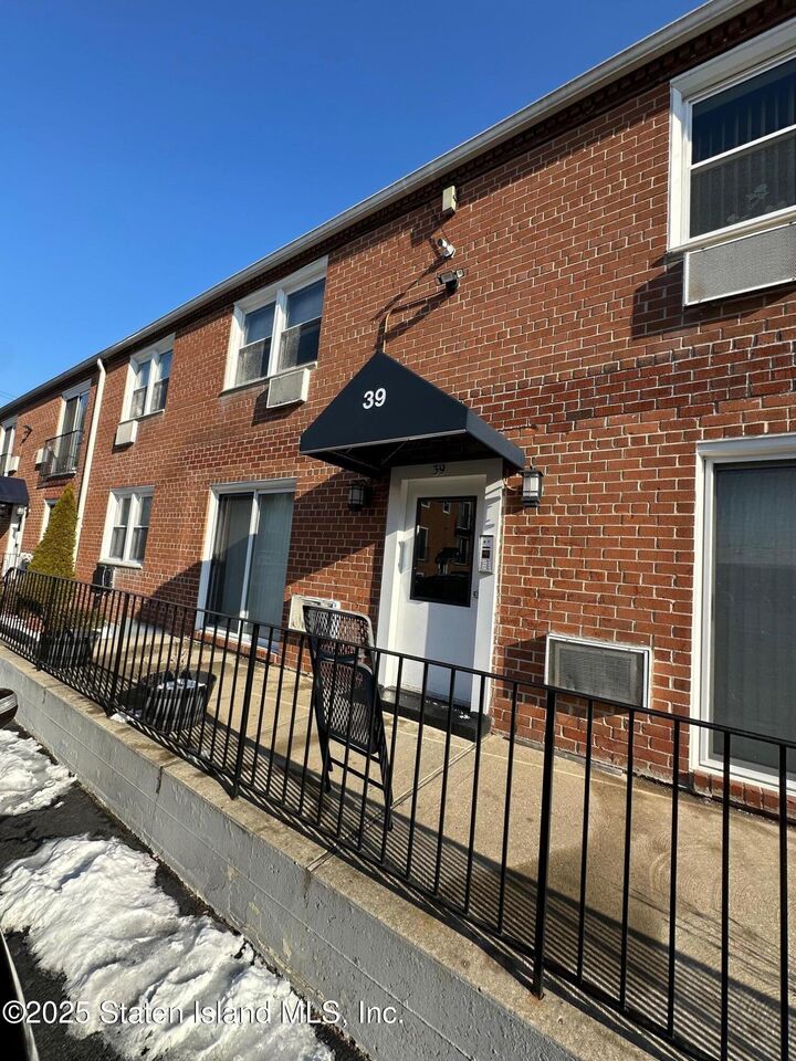 Property Photo:  39 Vera Street A  NY 10305 