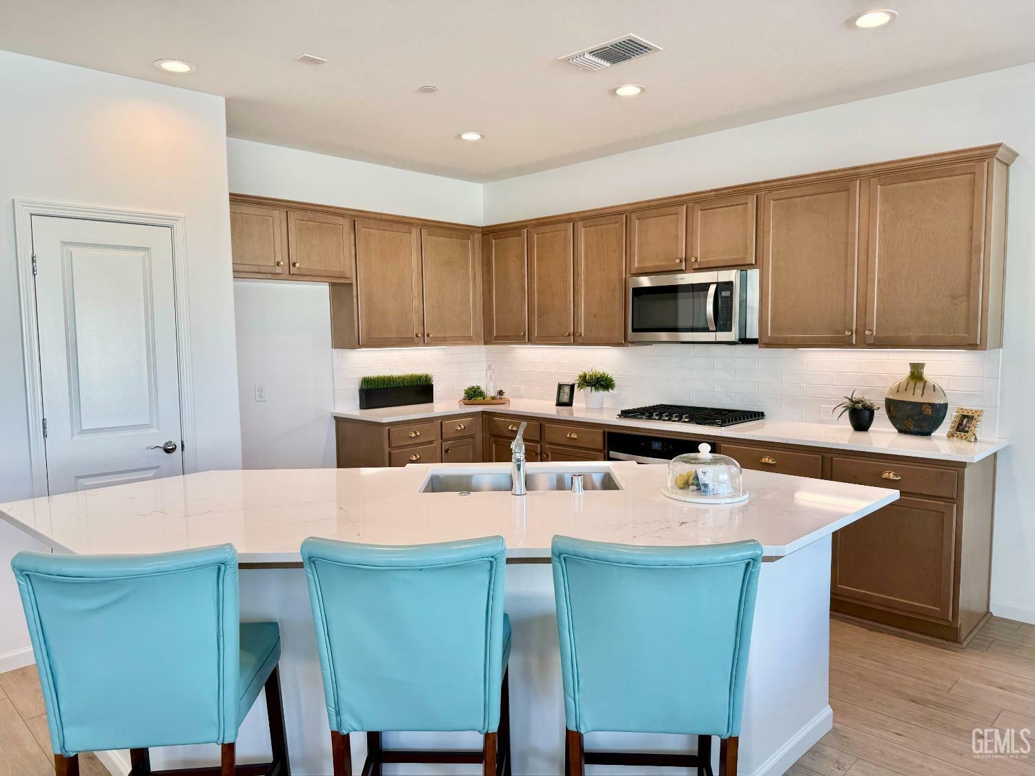 Property Photo: 2412 Addlington Street CA 93311