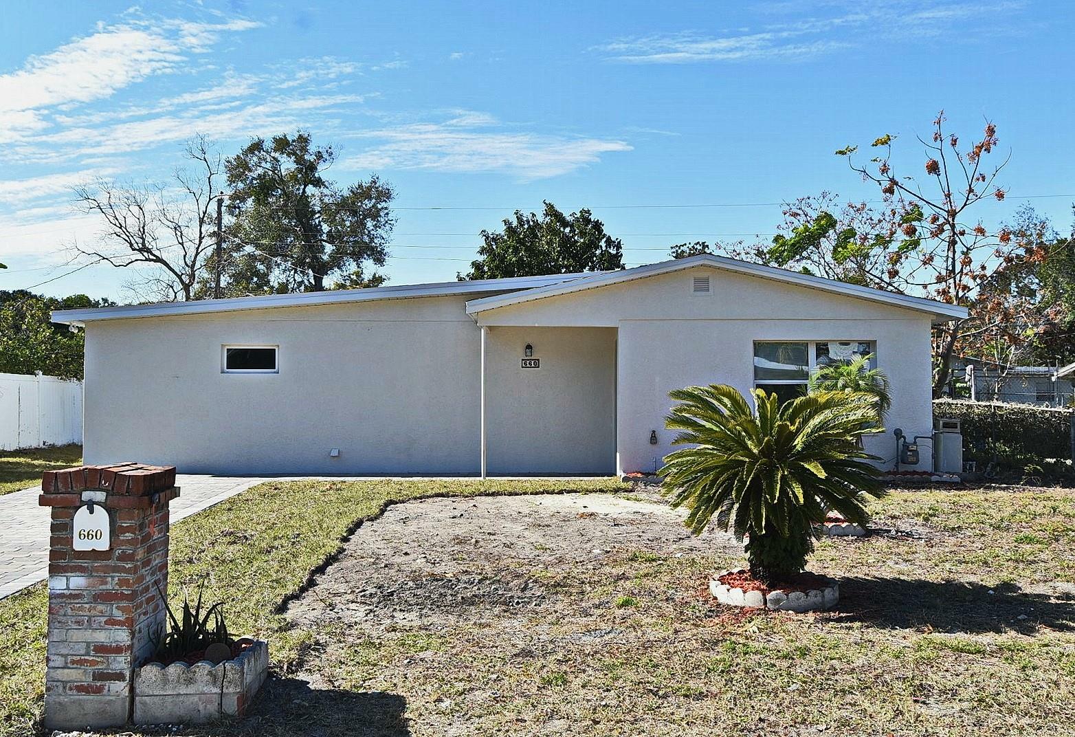 Property Photo:  660 Encino Way  FL 32714 