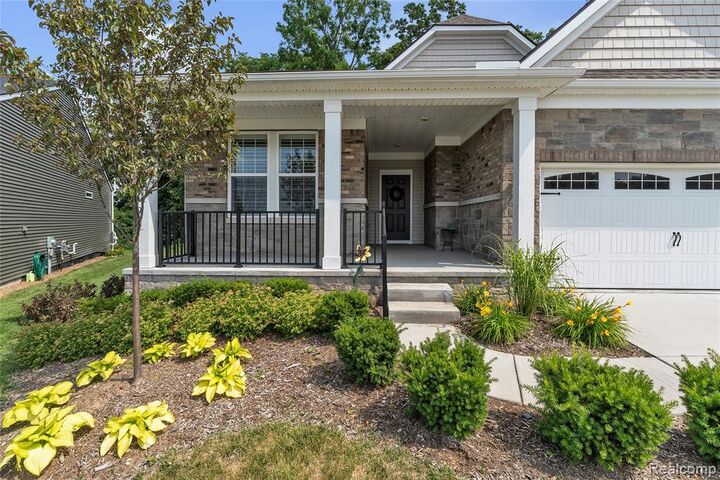 Property Photo:  4633 Crestway Drive  MI 48116 6146 
