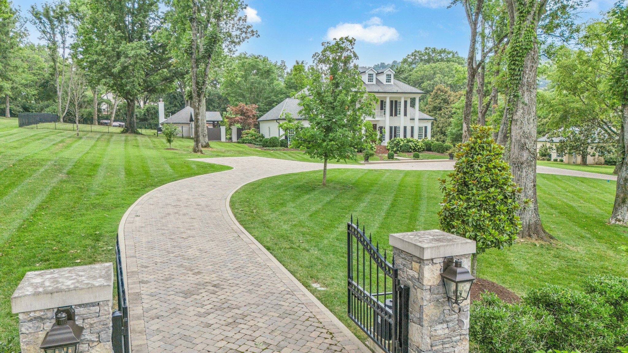 Property Photo: 827 Tyne Blvd TN 37220