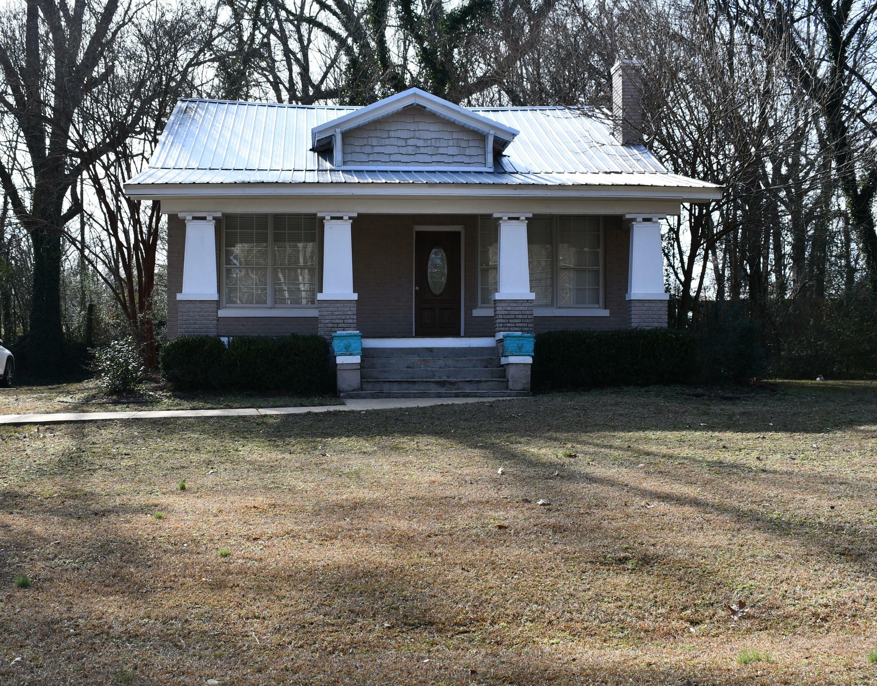 Property Photo:  1006 East Bankhead  MS 38652 