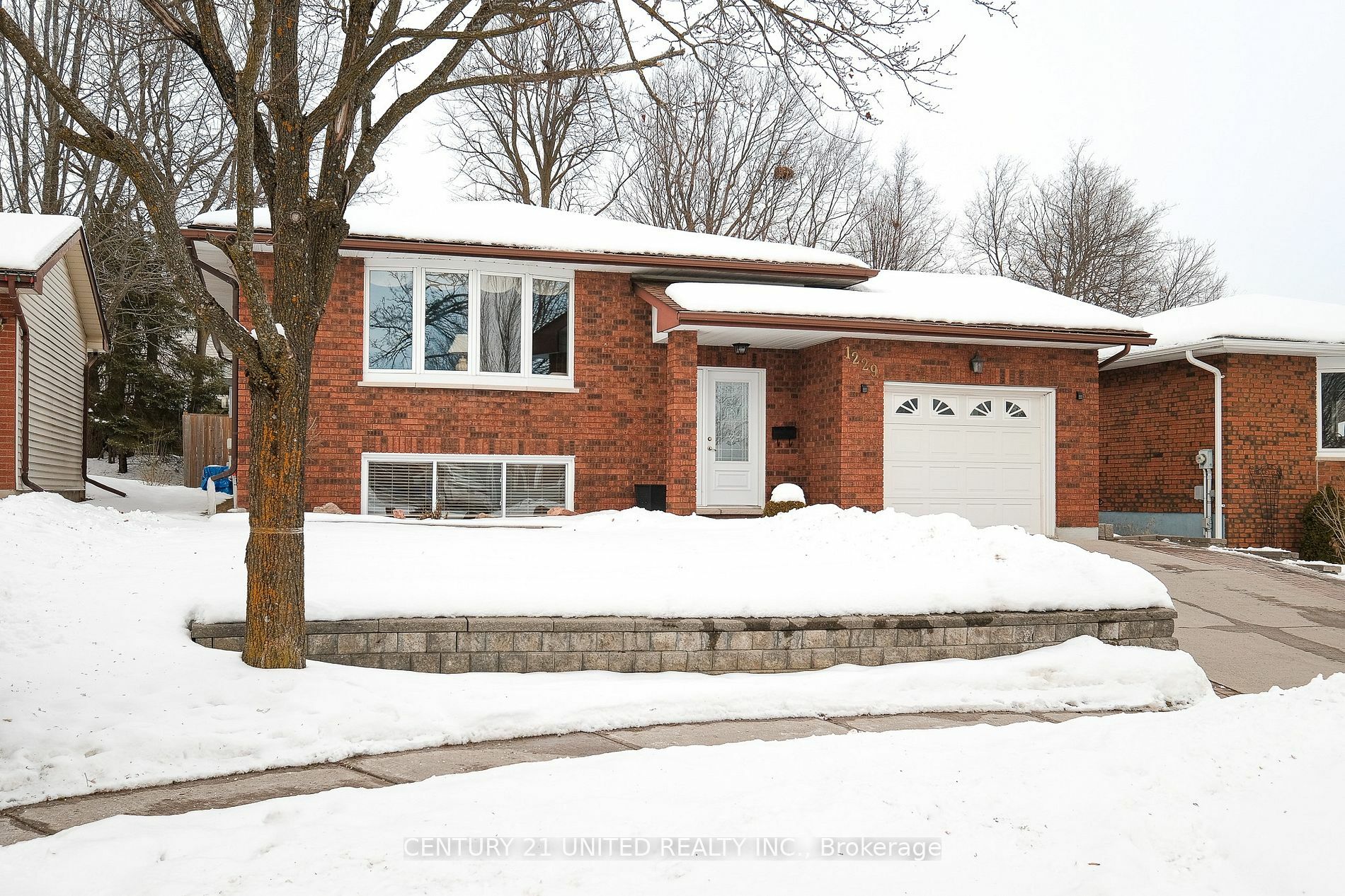 Photo de la propriété:  1229 Neptune St  ON K9H 7M1 