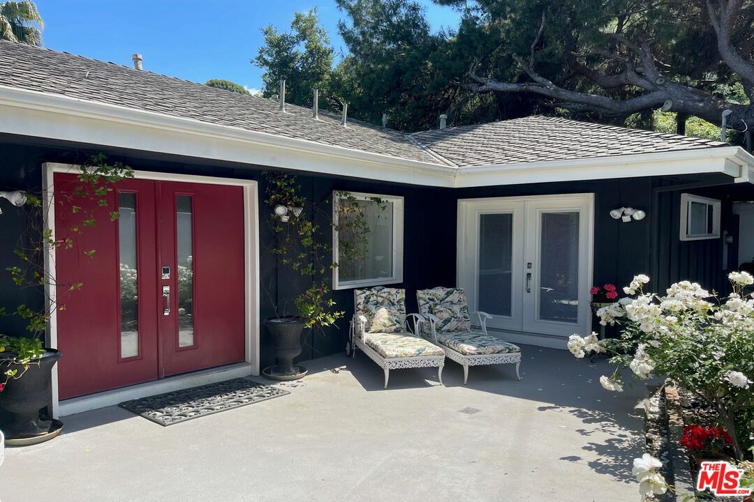 Property Photo: 3200 Wrightwood Dr CA 91604