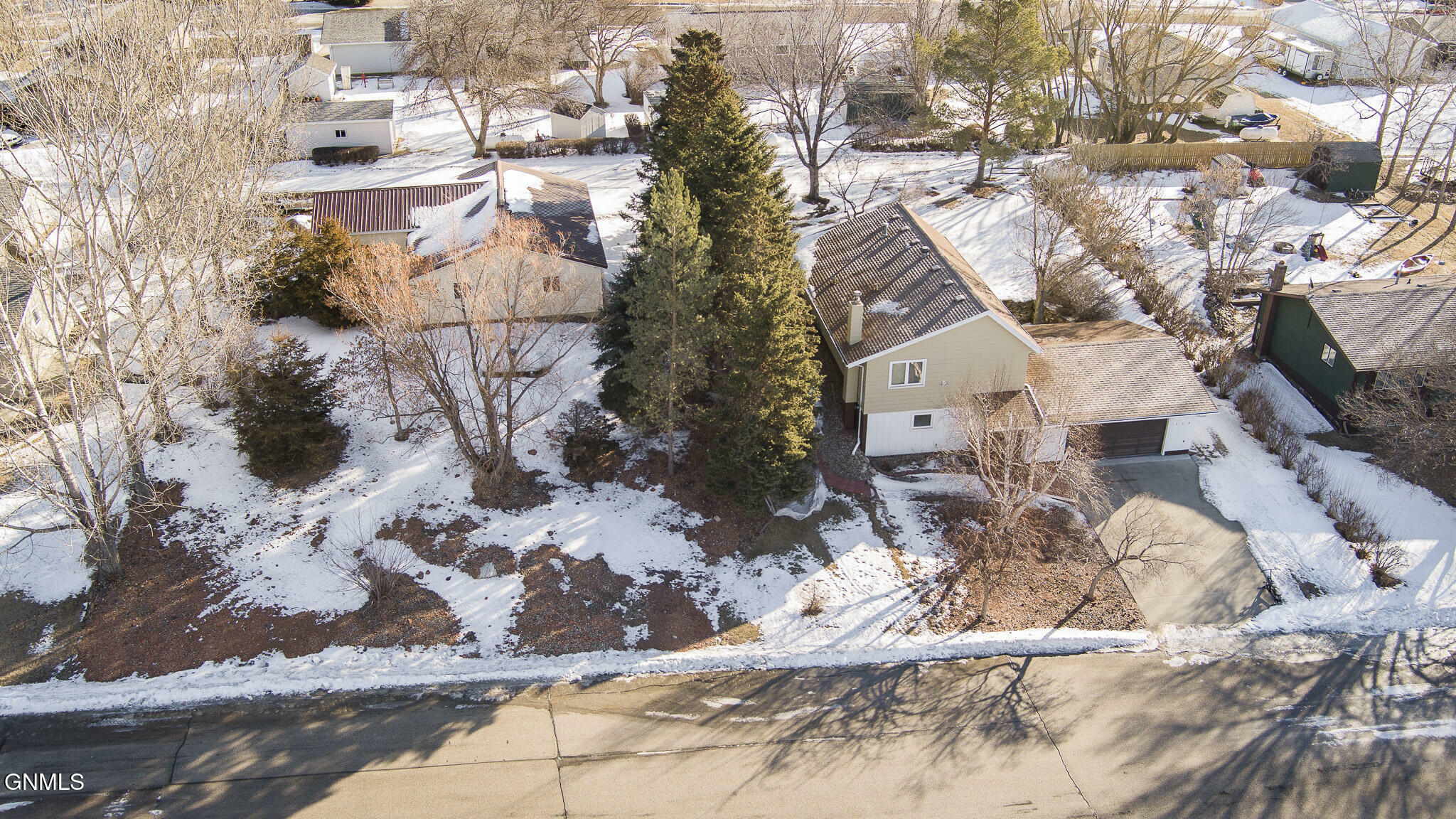 Property Photo:  115 Wilcox Avenue S  ND 58530 