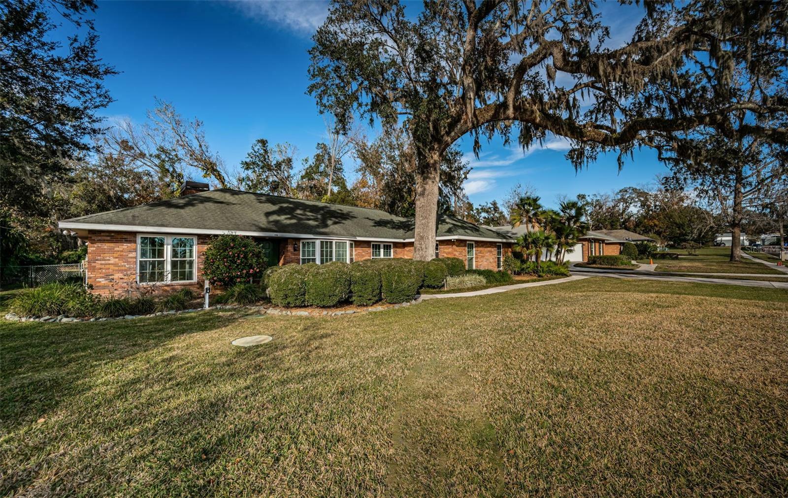 Property Photo:  118 Laurel Tree Way  FL 33511 