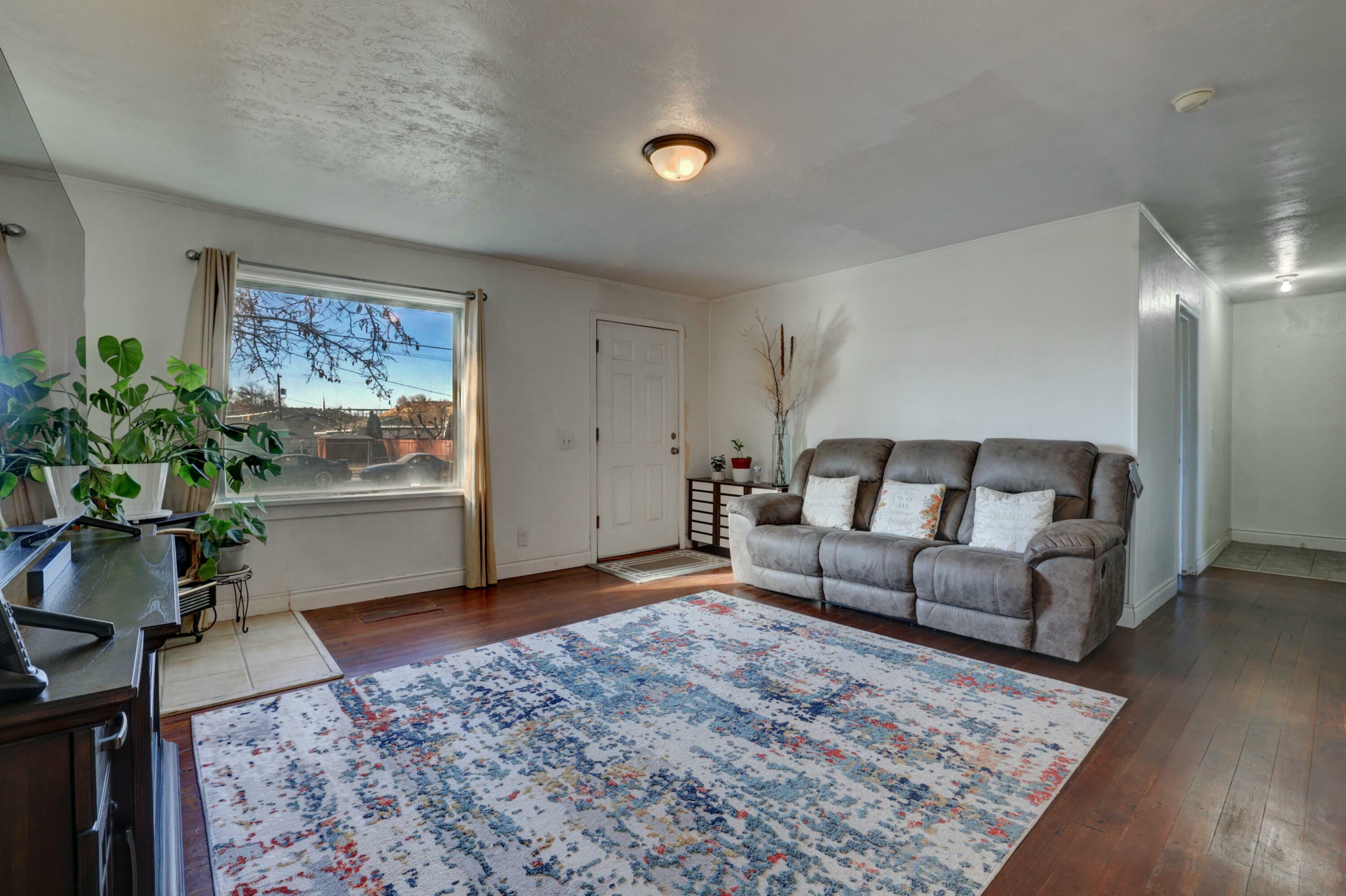 Property Photo:  141 SE 10th Street  OR 97741 