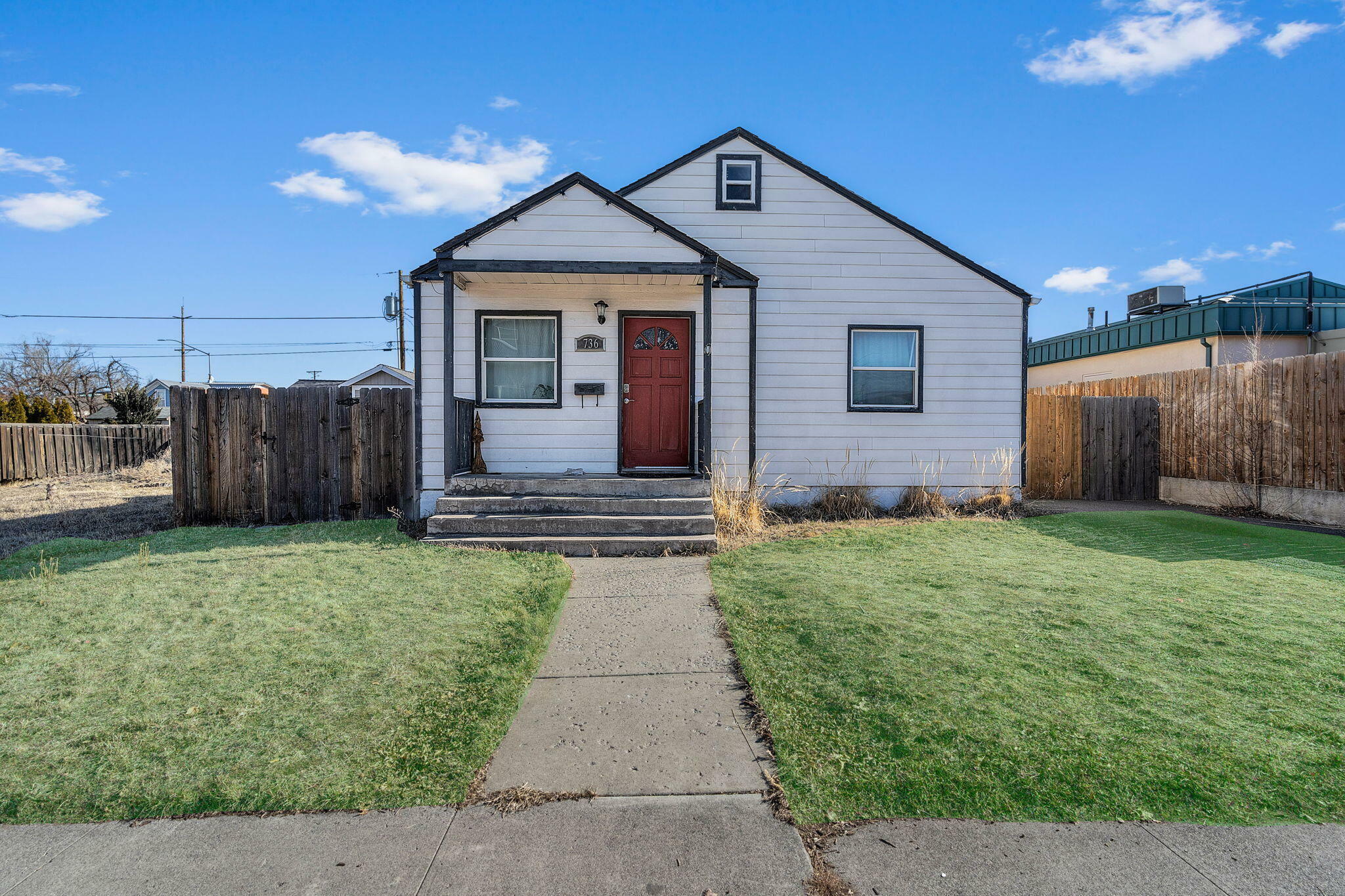 Property Photo:  736 SW 10th Street  OR 97756 