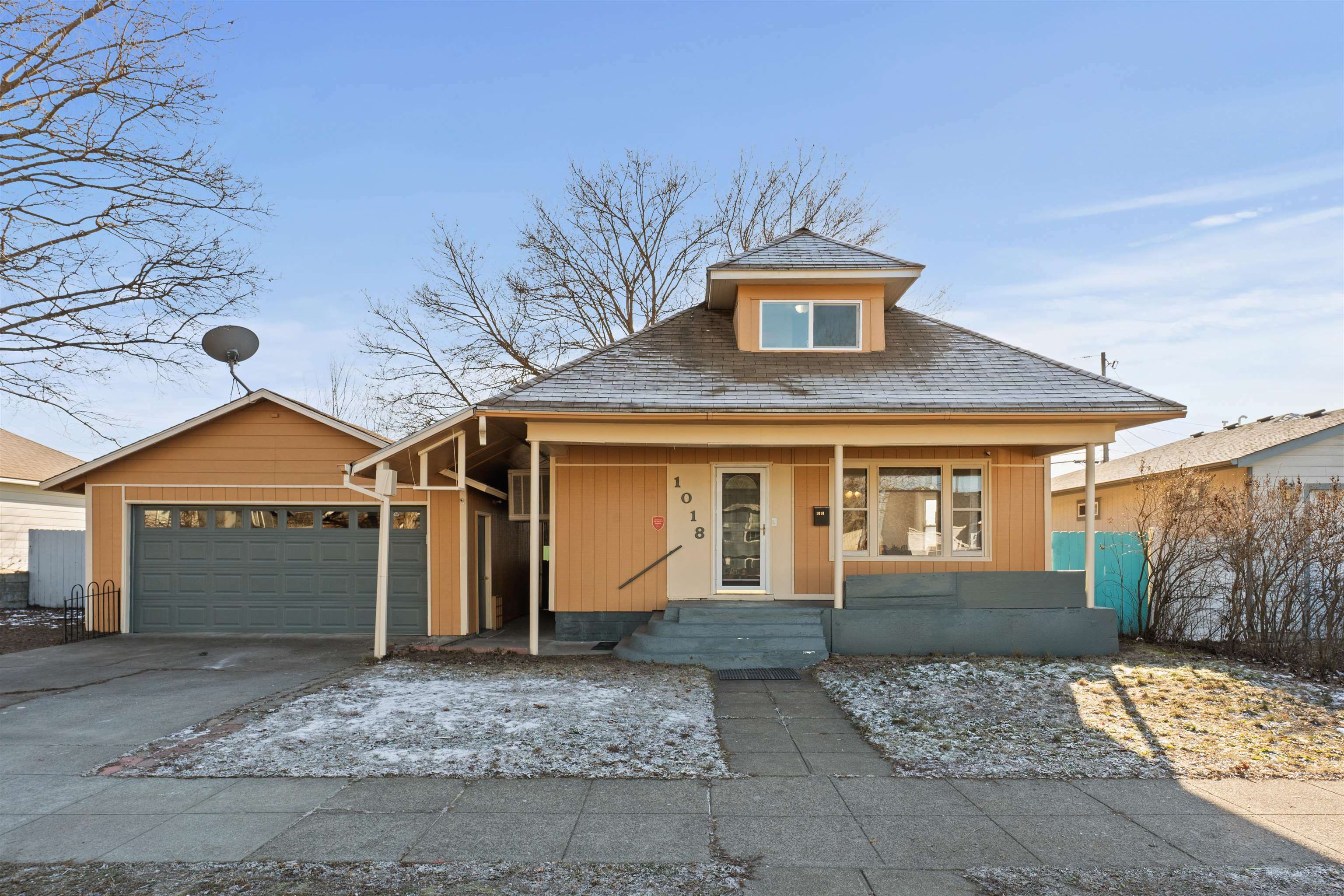 Property Photo:  1018 E Broad Ave  WA 99207 