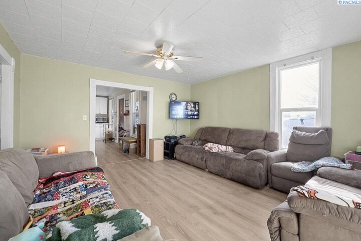 Property Photo:  330 W Mohr St  WA 99161 